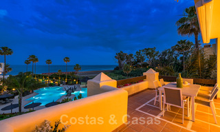 Ático contemporáneo y renovado en primera línea de playa en venta con 4 dormitorios e impresionantes vistas al mar en la Nueva Milla de Oro entre Marbella y Estepona 36903 