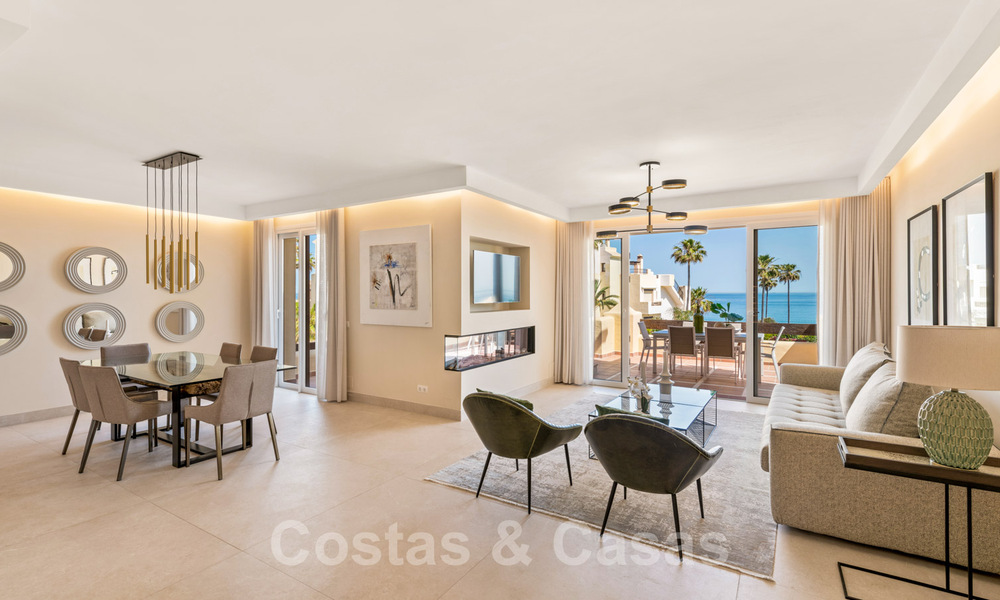 Ático contemporáneo y renovado en primera línea de playa en venta con 4 dormitorios e impresionantes vistas al mar en la Nueva Milla de Oro entre Marbella y Estepona 36906