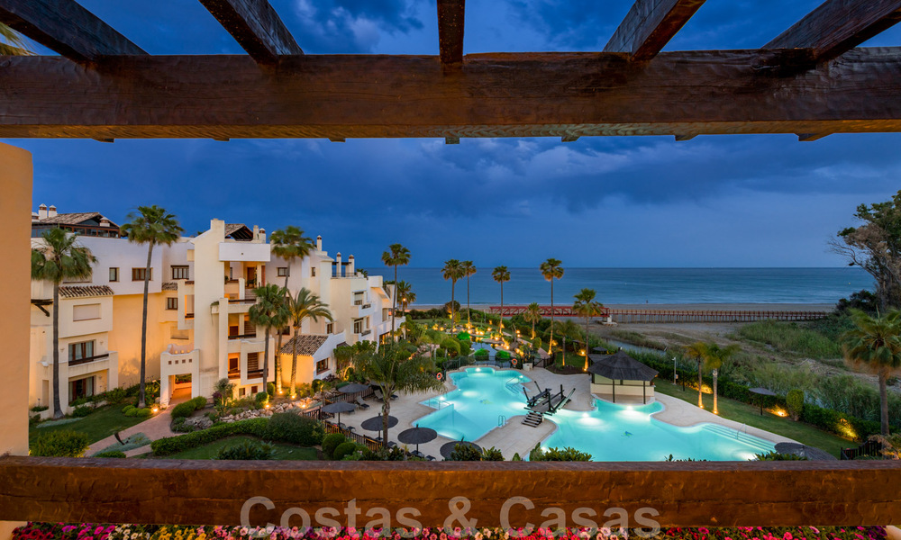 Ático contemporáneo y renovado en primera línea de playa en venta con 4 dormitorios e impresionantes vistas al mar en la Nueva Milla de Oro entre Marbella y Estepona 36908