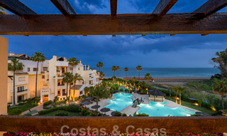 Ático contemporáneo y renovado en primera línea de playa en venta con 4 dormitorios e impresionantes vistas al mar en la Nueva Milla de Oro entre Marbella y Estepona 36908 