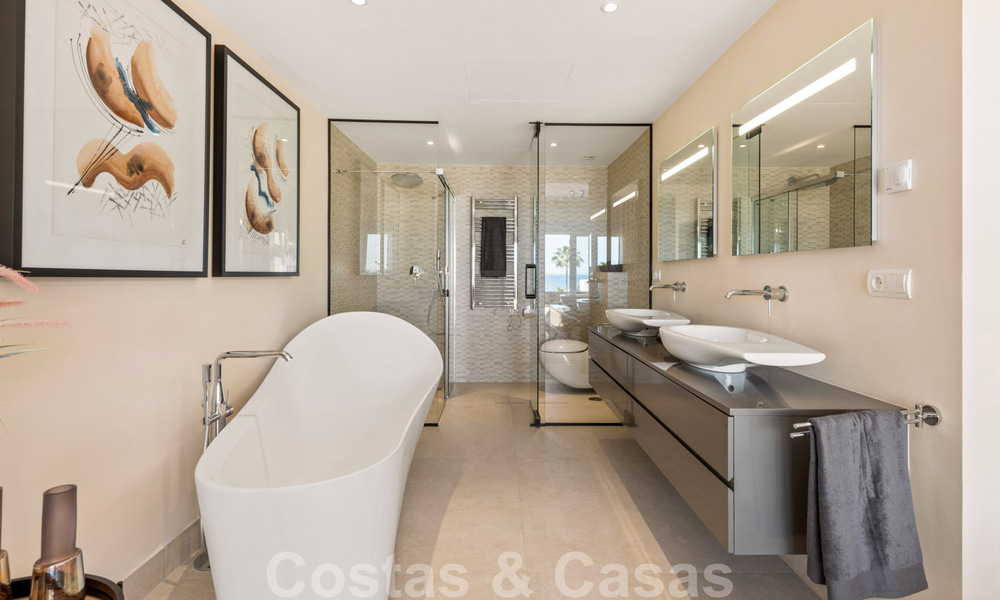 Ático contemporáneo y renovado en primera línea de playa en venta con 4 dormitorios e impresionantes vistas al mar en la Nueva Milla de Oro entre Marbella y Estepona 36909