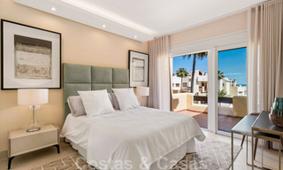 Ático contemporáneo y renovado en primera línea de playa en venta con 4 dormitorios e impresionantes vistas al mar en la Nueva Milla de Oro entre Marbella y Estepona 36910 