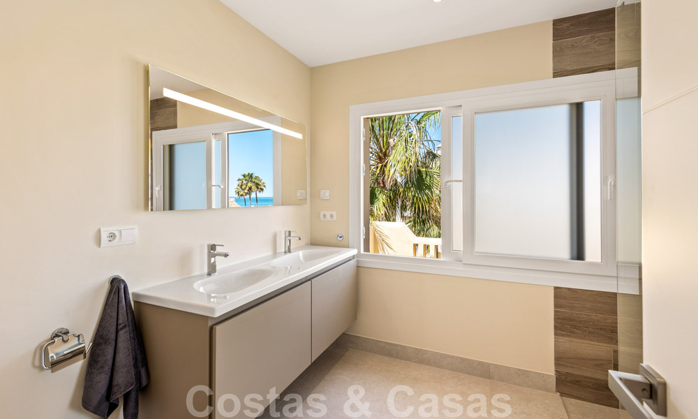Ático contemporáneo y renovado en primera línea de playa en venta con 4 dormitorios e impresionantes vistas al mar en la Nueva Milla de Oro entre Marbella y Estepona 36911