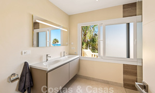 Ático contemporáneo y renovado en primera línea de playa en venta con 4 dormitorios e impresionantes vistas al mar en la Nueva Milla de Oro entre Marbella y Estepona 36911 