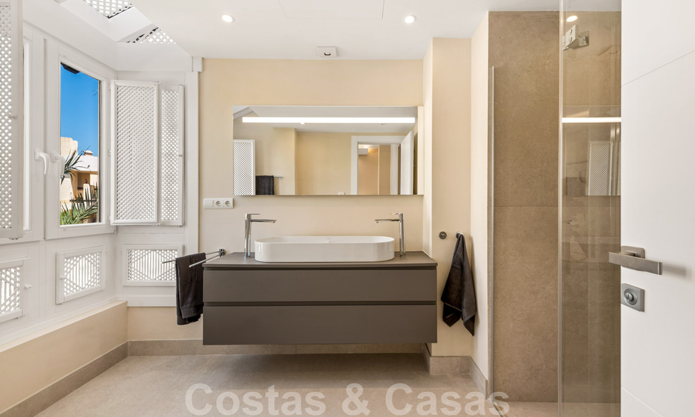 Ático contemporáneo y renovado en primera línea de playa en venta con 4 dormitorios e impresionantes vistas al mar en la Nueva Milla de Oro entre Marbella y Estepona 36912