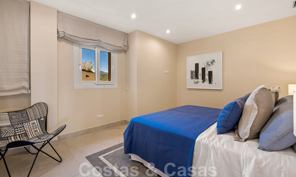 Ático contemporáneo y renovado en primera línea de playa en venta con 4 dormitorios e impresionantes vistas al mar en la Nueva Milla de Oro entre Marbella y Estepona 36914