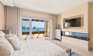 Ático contemporáneo y renovado en primera línea de playa en venta con 4 dormitorios e impresionantes vistas al mar en la Nueva Milla de Oro entre Marbella y Estepona 36915 