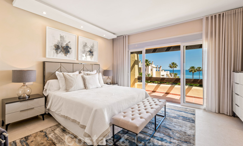 Ático contemporáneo y renovado en primera línea de playa en venta con 4 dormitorios e impresionantes vistas al mar en la Nueva Milla de Oro entre Marbella y Estepona 36916