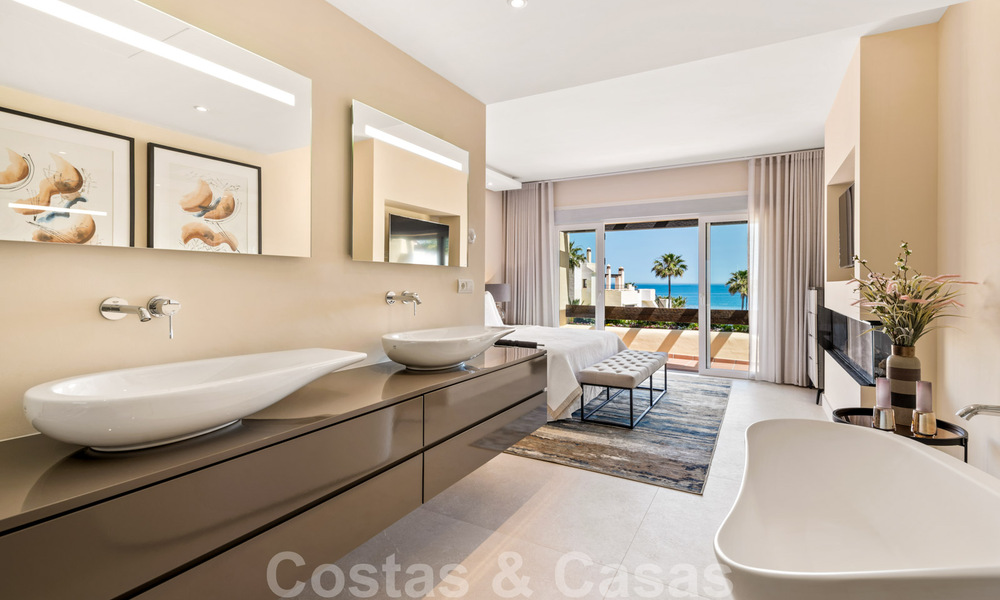 Ático contemporáneo y renovado en primera línea de playa en venta con 4 dormitorios e impresionantes vistas al mar en la Nueva Milla de Oro entre Marbella y Estepona 36917