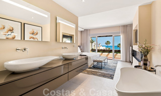 Ático contemporáneo y renovado en primera línea de playa en venta con 4 dormitorios e impresionantes vistas al mar en la Nueva Milla de Oro entre Marbella y Estepona 36917 