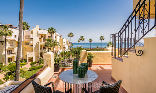 Ático contemporáneo y renovado en primera línea de playa en venta con 4 dormitorios e impresionantes vistas al mar en la Nueva Milla de Oro entre Marbella y Estepona 36918 