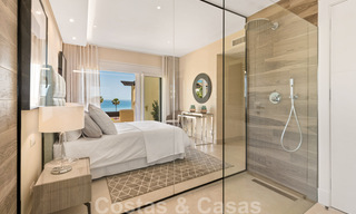 Ático contemporáneo y renovado en primera línea de playa en venta con 4 dormitorios e impresionantes vistas al mar en la Nueva Milla de Oro entre Marbella y Estepona 36919 