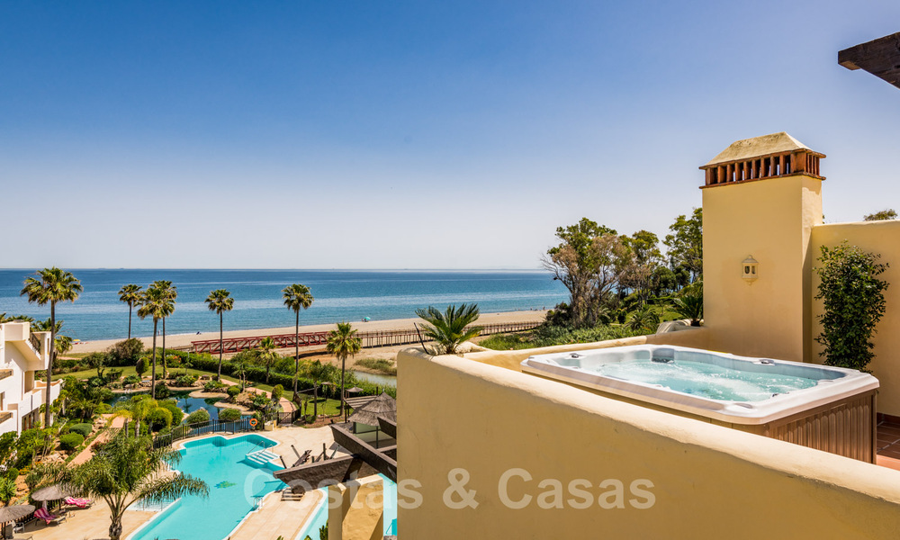 Ático contemporáneo y renovado en primera línea de playa en venta con 4 dormitorios e impresionantes vistas al mar en la Nueva Milla de Oro entre Marbella y Estepona 36920