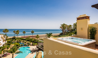 Ático contemporáneo y renovado en primera línea de playa en venta con 4 dormitorios e impresionantes vistas al mar en la Nueva Milla de Oro entre Marbella y Estepona 36920 