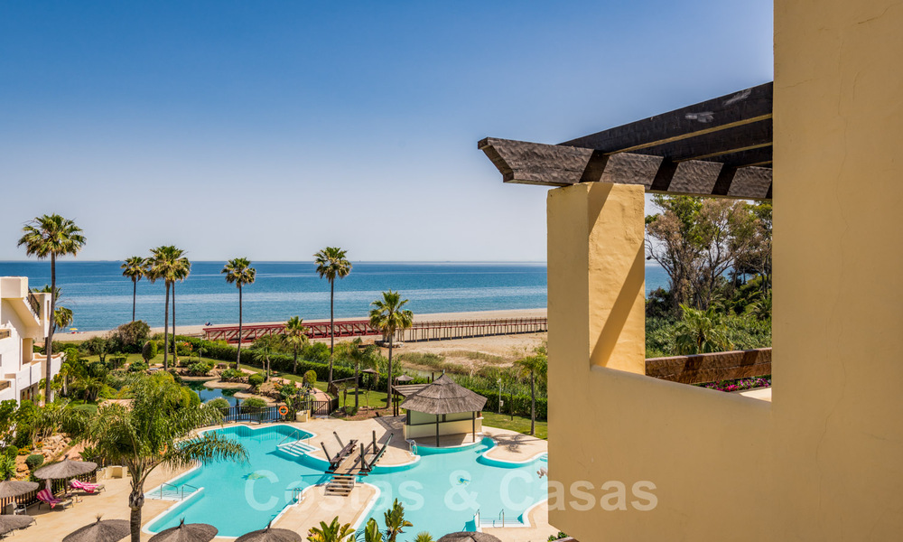 Ático contemporáneo y renovado en primera línea de playa en venta con 4 dormitorios e impresionantes vistas al mar en la Nueva Milla de Oro entre Marbella y Estepona 36922