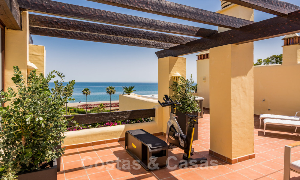 Ático contemporáneo y renovado en primera línea de playa en venta con 4 dormitorios e impresionantes vistas al mar en la Nueva Milla de Oro entre Marbella y Estepona 36923