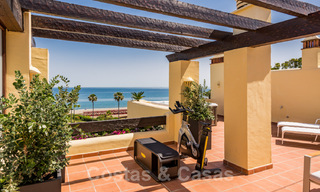 Ático contemporáneo y renovado en primera línea de playa en venta con 4 dormitorios e impresionantes vistas al mar en la Nueva Milla de Oro entre Marbella y Estepona 36923 