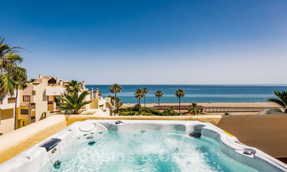 Ático contemporáneo y renovado en primera línea de playa en venta con 4 dormitorios e impresionantes vistas al mar en la Nueva Milla de Oro entre Marbella y Estepona 36924