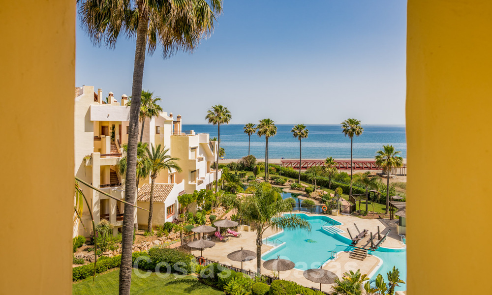 Ático contemporáneo y renovado en primera línea de playa en venta con 4 dormitorios e impresionantes vistas al mar en la Nueva Milla de Oro entre Marbella y Estepona 36926