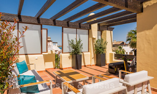 Ático contemporáneo y renovado en primera línea de playa en venta con 4 dormitorios e impresionantes vistas al mar en la Nueva Milla de Oro entre Marbella y Estepona 36928 