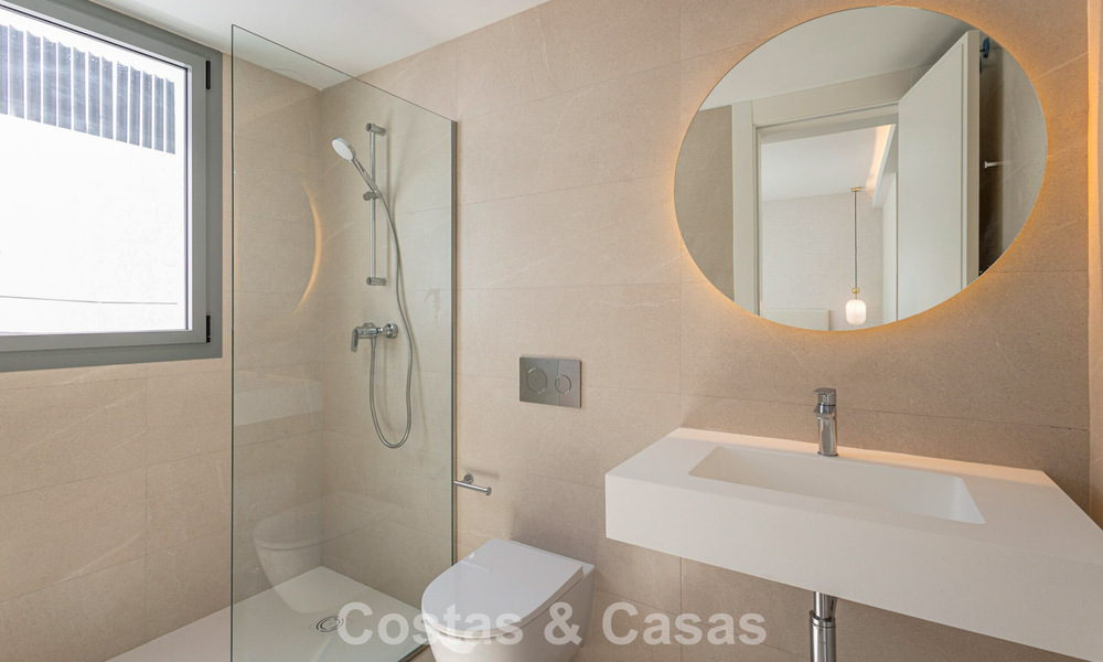 Primera línea de golf, modernos y lujosos apartamentos en venta, a poca distancia de los servicios en Guadalmina y San Pedro en Marbella 806680