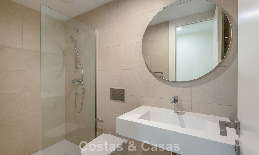 Primera línea de golf, modernos y lujosos apartamentos en venta, a poca distancia de los servicios en Guadalmina y San Pedro en Marbella 806681
