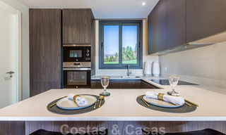 Nueva promoción de apartamentos de lujo en venta con vistas panorámicas al mar y a un campo de golf en Estepona 37412 