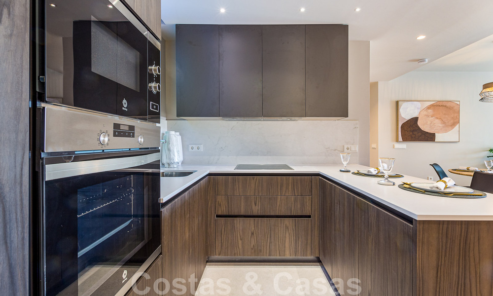 Nueva promoción de apartamentos de lujo en venta con vistas panorámicas al mar y a un campo de golf en Estepona 37413