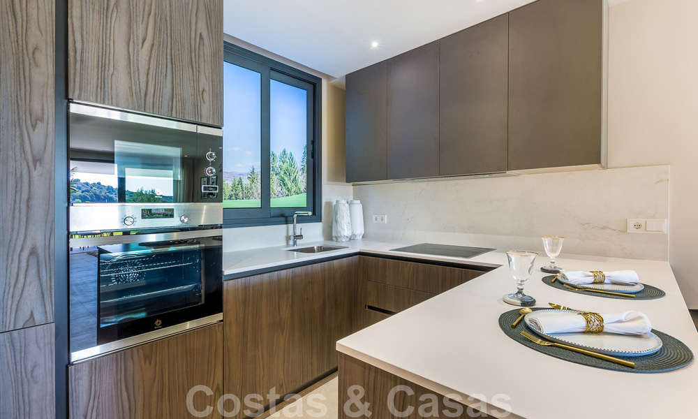 Nueva promoción de apartamentos de lujo en venta con vistas panorámicas al mar y a un campo de golf en Estepona 37414