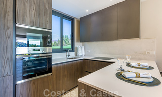 Nueva promoción de apartamentos de lujo en venta con vistas panorámicas al mar y a un campo de golf en Estepona 37414 