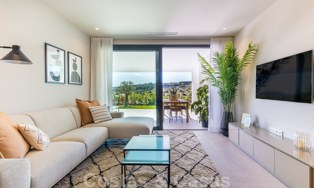 Nueva promoción de apartamentos de lujo en venta con vistas panorámicas al mar y a un campo de golf en Estepona 37415