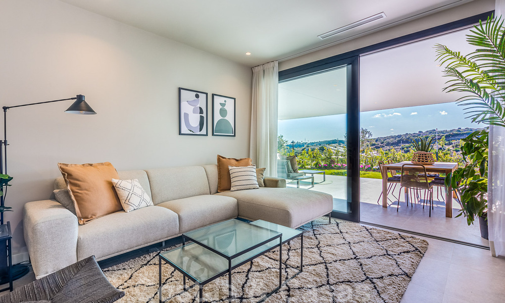 Nueva promoción de apartamentos de lujo en venta con vistas panorámicas al mar y a un campo de golf en Estepona 37417