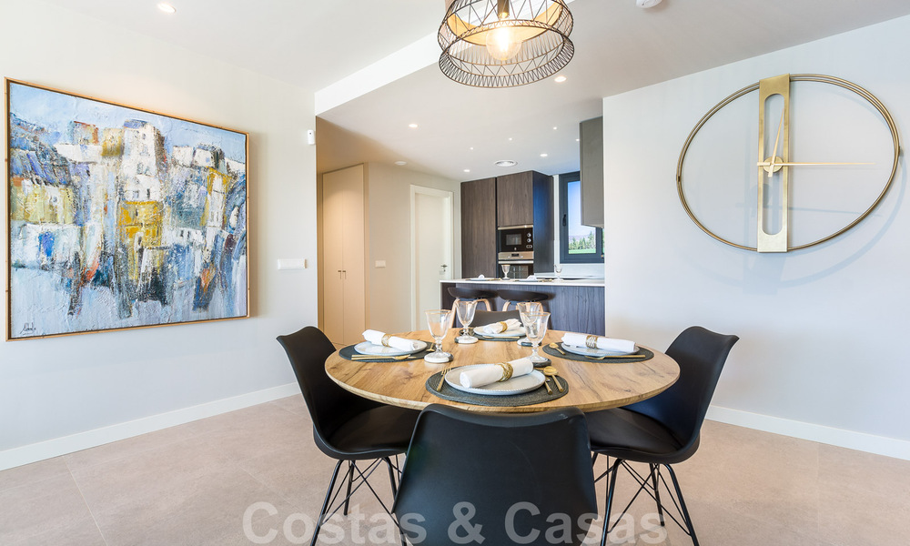 Nueva promoción de apartamentos de lujo en venta con vistas panorámicas al mar y a un campo de golf en Estepona 37418