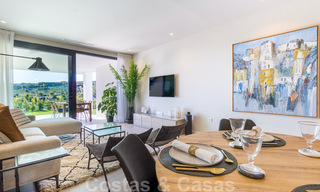 Nueva promoción de apartamentos de lujo en venta con vistas panorámicas al mar y a un campo de golf en Estepona 37419 