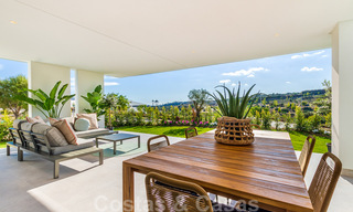 Nueva promoción de apartamentos de lujo en venta con vistas panorámicas al mar y a un campo de golf en Estepona 37420 