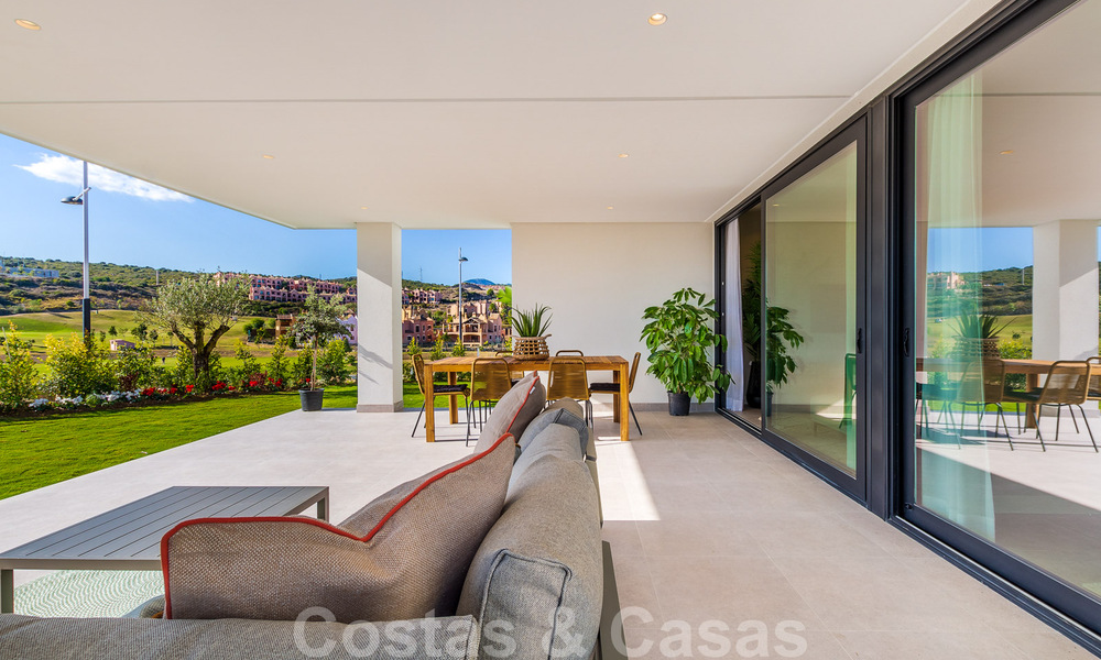 Nueva promoción de apartamentos de lujo en venta con vistas panorámicas al mar y a un campo de golf en Estepona 37421