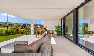 Nueva promoción de apartamentos de lujo en venta con vistas panorámicas al mar y a un campo de golf en Estepona 37421 