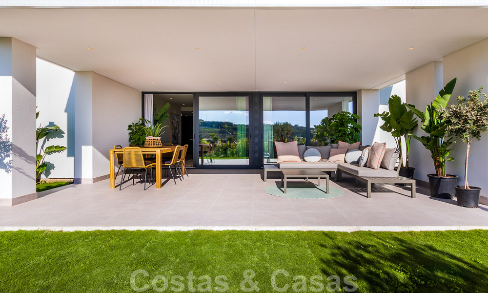 Nueva promoción de apartamentos de lujo en venta con vistas panorámicas al mar y a un campo de golf en Estepona 37423