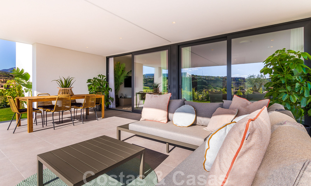 Nueva promoción de apartamentos de lujo en venta con vistas panorámicas al mar y a un campo de golf en Estepona 37424