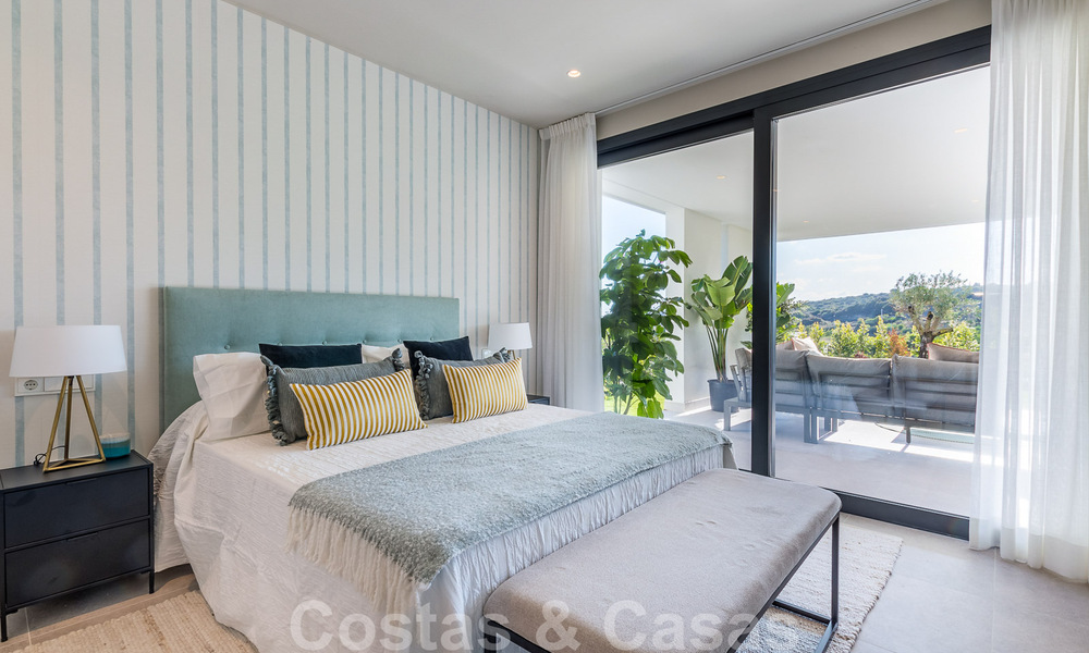 Nueva promoción de apartamentos de lujo en venta con vistas panorámicas al mar y a un campo de golf en Estepona 37435