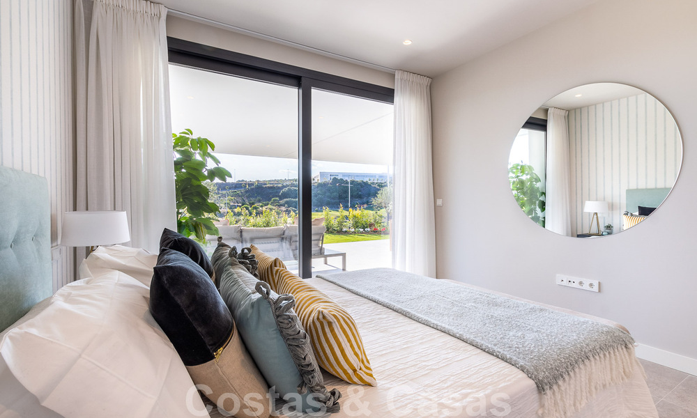 Nueva promoción de apartamentos de lujo en venta con vistas panorámicas al mar y a un campo de golf en Estepona 37436