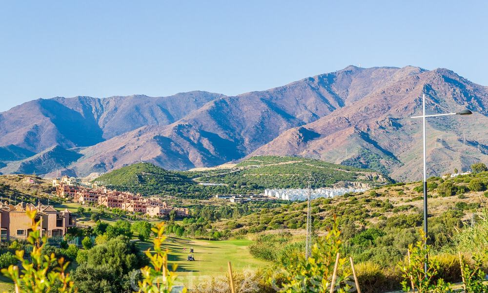 Nueva promoción de apartamentos de lujo en venta con vistas panorámicas al mar y a un campo de golf en Estepona 37439