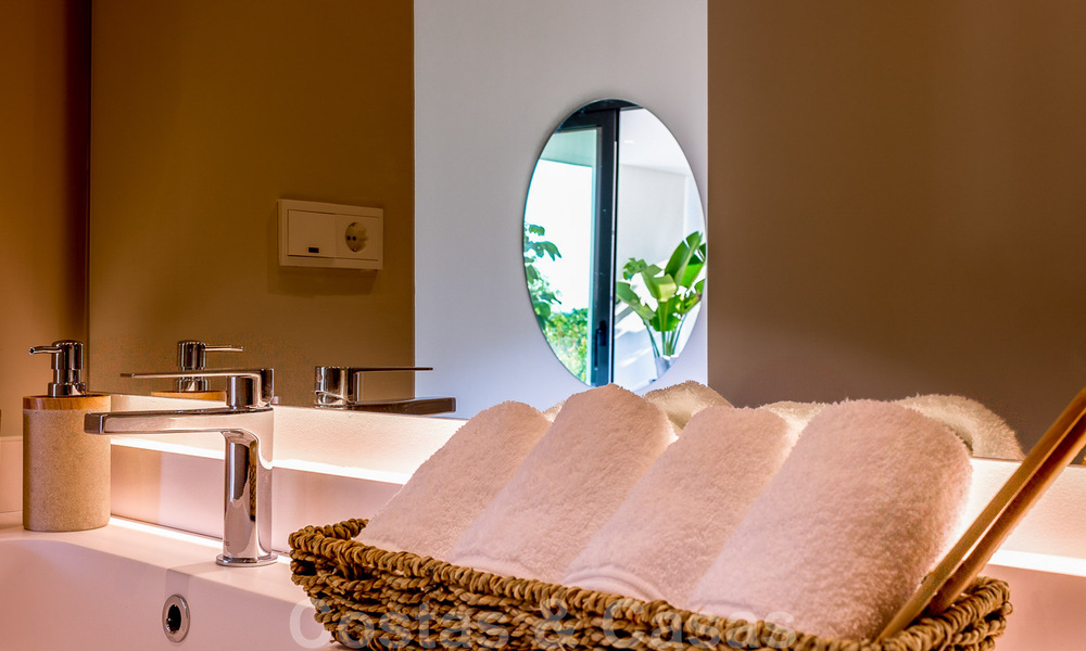 Nueva promoción de apartamentos de lujo en venta con vistas panorámicas al mar y a un campo de golf en Estepona 37440