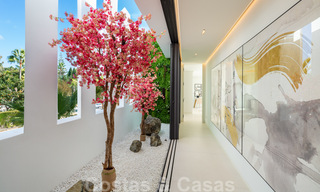 Lista para entrar a vivir, nueva villa de diseño moderno en venta en una urbanización muy solicitada junto a la playa, justo al este del centro de Marbella 37561 