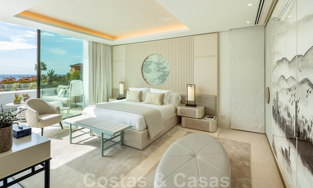 Lista para entrar a vivir, nueva villa de diseño moderno en venta en una urbanización muy solicitada junto a la playa, justo al este del centro de Marbella 37562