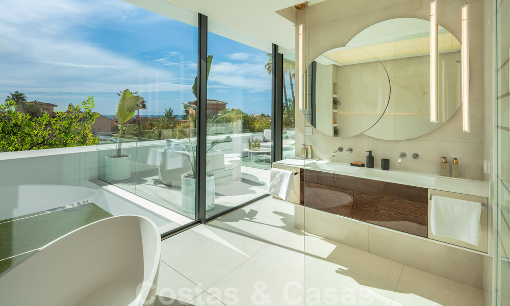 Lista para entrar a vivir, nueva villa de diseño moderno en venta en una urbanización muy solicitada junto a la playa, justo al este del centro de Marbella 37563