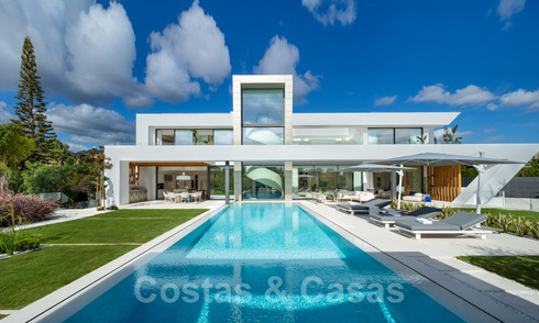 Lista para entrar a vivir, nueva villa de diseño moderno en venta en una urbanización muy solicitada junto a la playa, justo al este del centro de Marbella 37566