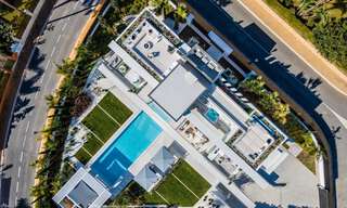 Lista para entrar a vivir, nueva villa de diseño moderno en venta en una urbanización muy solicitada junto a la playa, justo al este del centro de Marbella 37567 