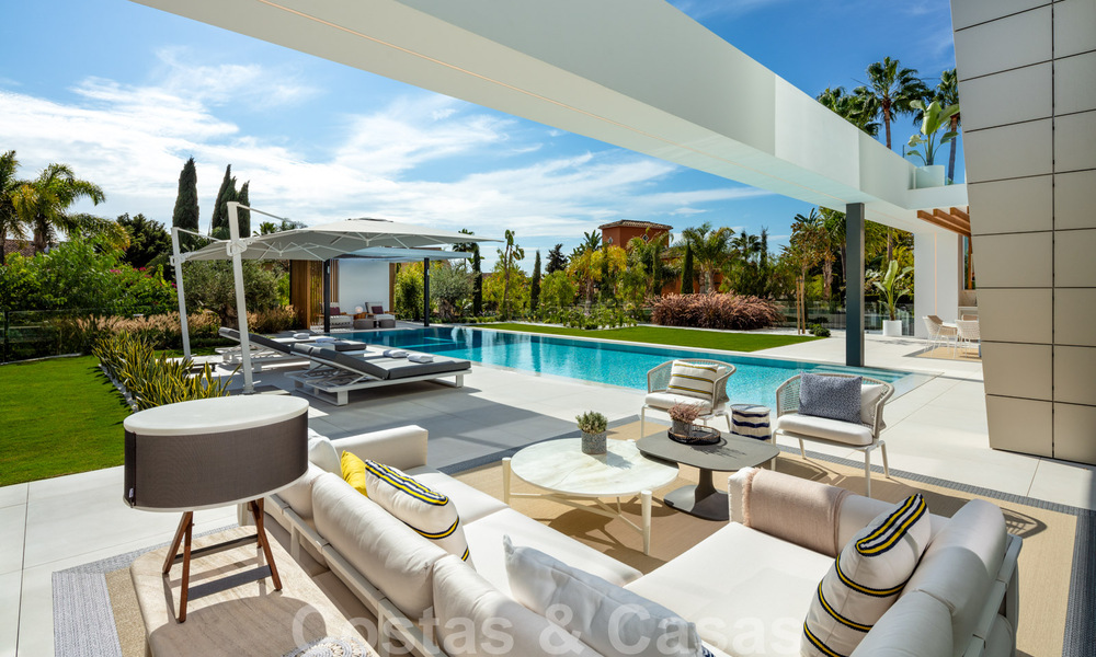 Lista para entrar a vivir, nueva villa de diseño moderno en venta en una urbanización muy solicitada junto a la playa, justo al este del centro de Marbella 37568