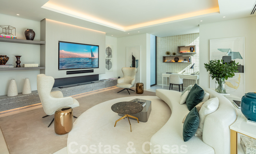 Lista para entrar a vivir, nueva villa de diseño moderno en venta en una urbanización muy solicitada junto a la playa, justo al este del centro de Marbella 37569